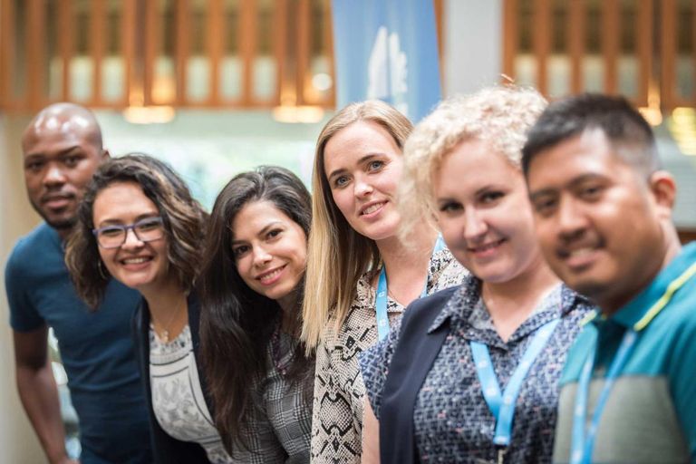 مجموعة من الشباب يدرسون سويا