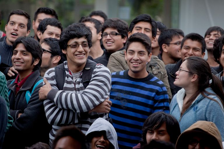 مجموعة من الشباب يدرسون سويا