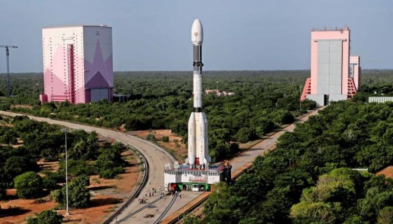 لحظة إطلاق الصاروخ الحامل للقمر الاصطناعي الهندي