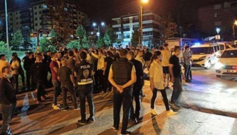 مجموعات من الشباب التركي الذي هاجم منازل اللاجئين السوريين في أنقرة