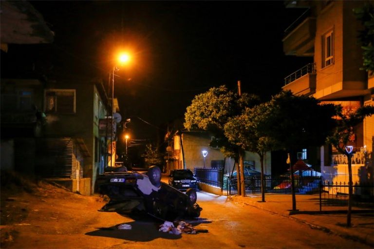 مجموعات من الشباب التركي الذي هاجم منازل اللاجئين السوريين في أنقرة