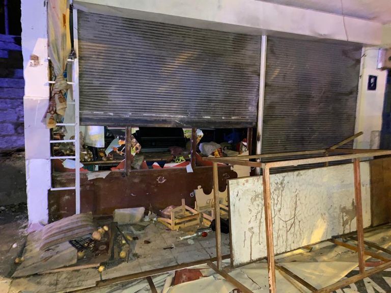 مجموعات من الشباب التركي الذي هاجم منازل اللاجئين السوريين في أنقرة