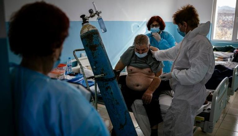 طبيبة تفحص مريضا مصابا بفيروس كورونا في بلغاريا