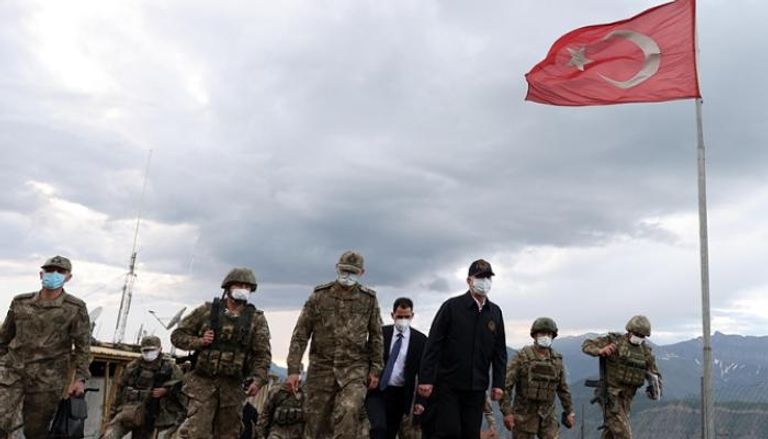 وزير الدفاع التركي خلوصي خلال زيارة لشمال العراق
