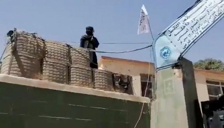  طالبان ترفع العلم على مقر الشرطة في مدينة غزنة