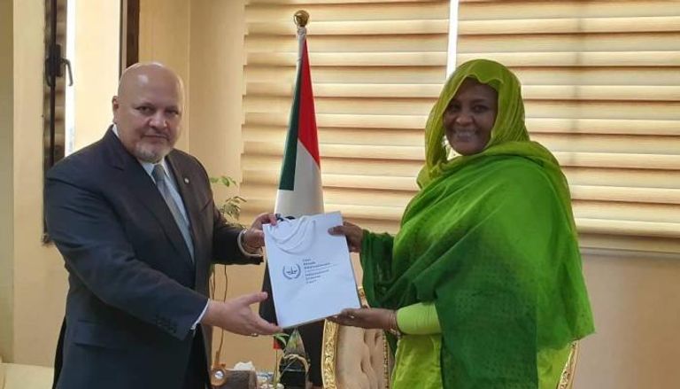 وزيرة الخارجية السودانية والمدعي العام للجنائية الدولية