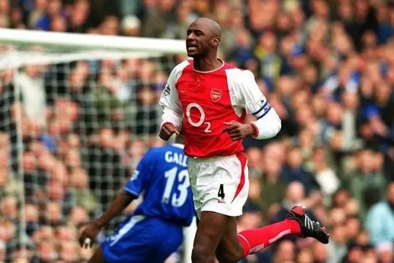 فييرا يحتفل بالتسجيل في تشيلسي أرسنال وتشيلسي في مطلع الألفية