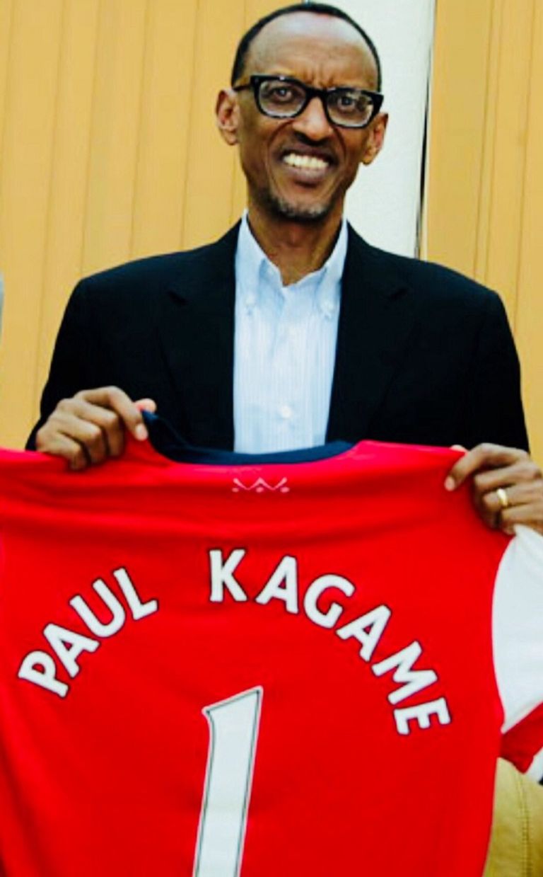  بول كاجامي رئيس جمهورية رواندا مع قميص أرسنال