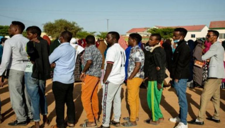 طابور للمشاركين في انتخابات سابقة بالصومال 