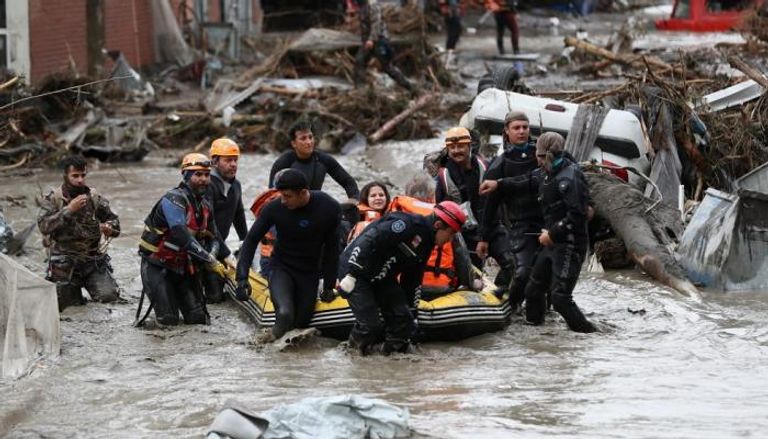 ارتفاع حصيلة ضحايا الفيضانات في شمال تركيا إلى 38