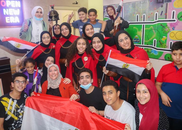 الطالبات المصريات يحملن شهادات التقدير