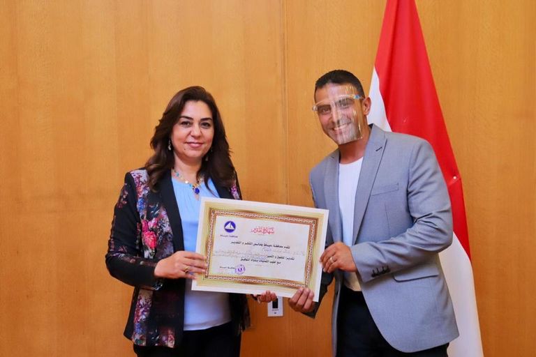 الطالبات المصريات يحملن شهادات التقدير