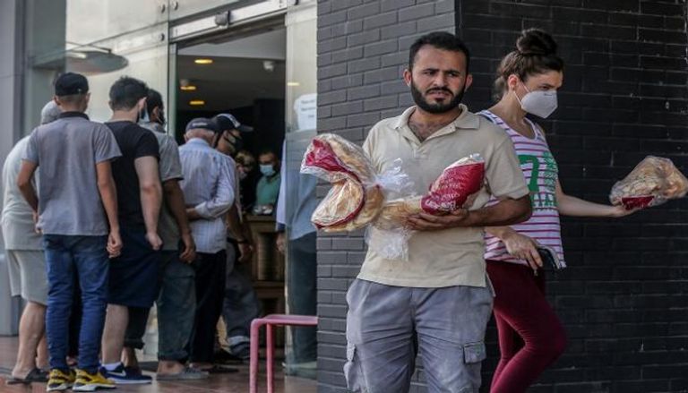 لبناني يشتري الخبز وسط نقص حاد في الوقود وانقطاع التيار الكهربائي