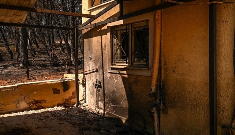 منزل مدمر جراء حرائق الغابات في اليونان