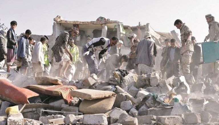 يمنيون يبحثون عن أحياء بعد القصف الحوثي لمنازلهم-أرشيفية