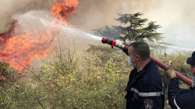 عمليات إخماد حرائق غابات الجزائر من قبل الدفاع المدني جانب من حرائق الغابات التي ضربت عدة مدن جزائرية