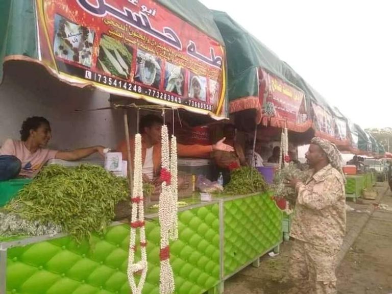 يمني يبيع الفل في أحد الأسواق