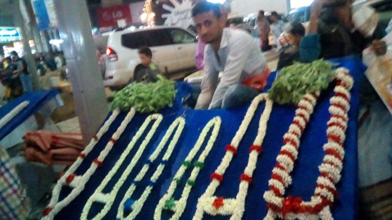 يمني يبيع الفل في أحد الأسواق