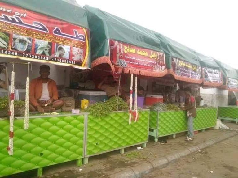 يمني يبيع الفل في أحد الأسواق