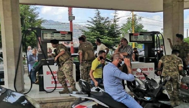 الجيش اللبناني خلال مداهمة إحدى محطات الوقود