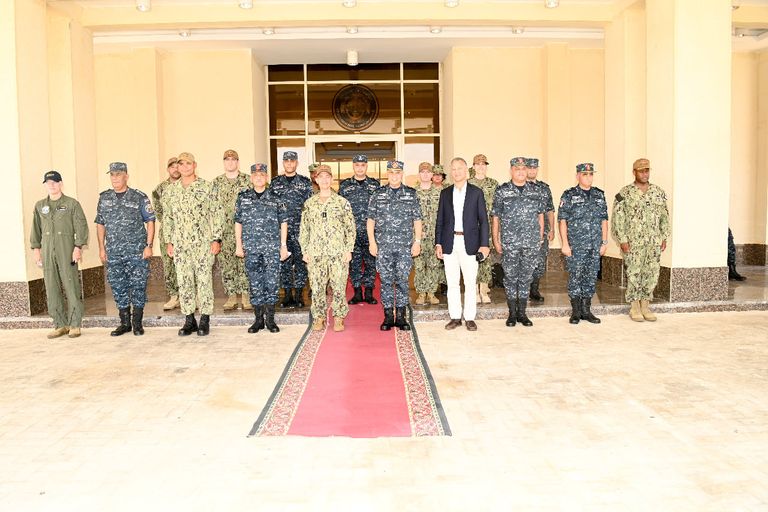  قائد القوات البحرية الأمريكي في زيارة إلى قاعدة 