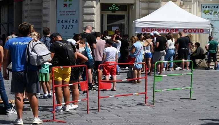 فرنسيون ينتظرون للحصول على لقاح كورونا- أ.ف.ب