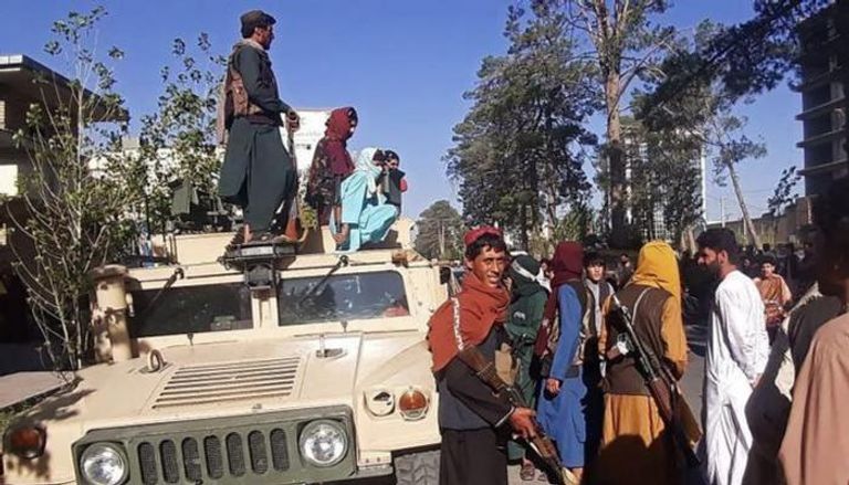 عناصر من حركة طالبان تسيطر على آليات عسكرية - أرشيفية