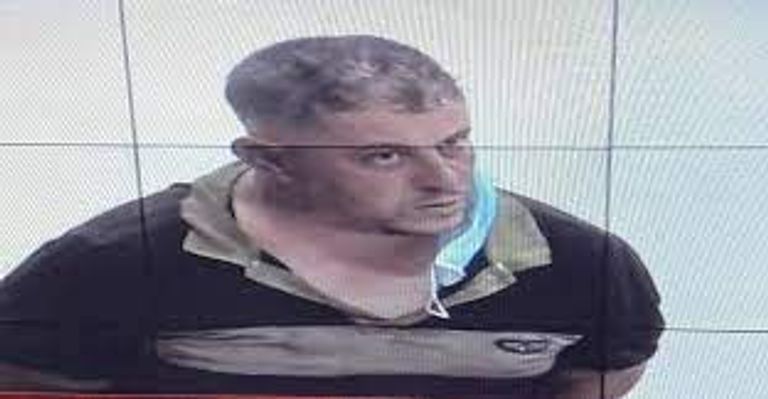 أحد المتورطين في جريمة قتل الشاب اسماعيل مدير الشرطة القضائية الجزائرية خلال المؤتمر الصحفي