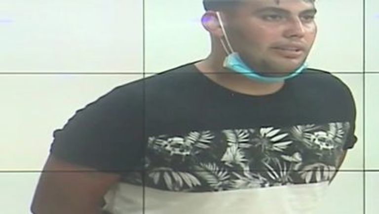 أحد المتورطين في جريمة قتل الشاب اسماعيل مدير الشرطة القضائية الجزائرية خلال المؤتمر الصحفي