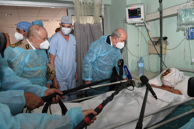 الرئيس الجزائري خلال زيارته جرحى حرائق الغابات مدير الشرطة القضائية الجزائرية خلال المؤتمر الصحفي