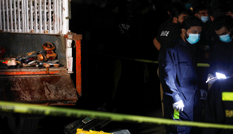 قوات من الشرطة والإسعاف بمحيط الحادث