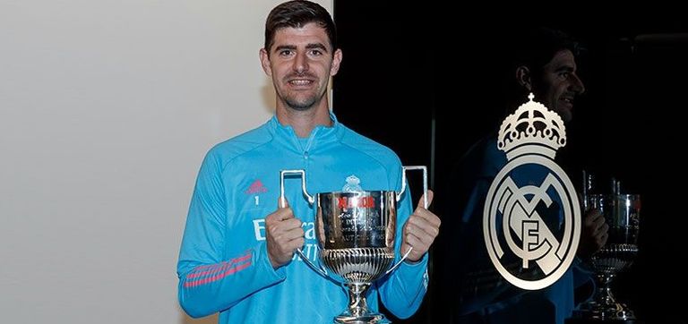 كورتوا يحمل كأس زامورا تيبو كورتوا حارس ريال مدريد