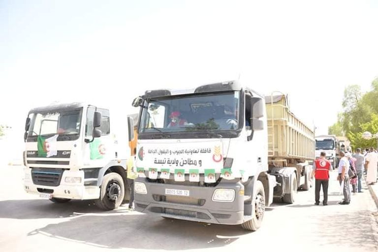 حملات تضامن واسعة في الجزائر مع المناطق المتضررة من حرائق الغابات مواطن ينقل مساعدات للمتضررين من حرائق الغابات