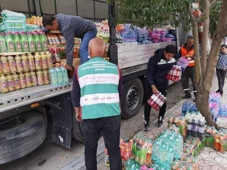 حملات تضامن واسعة في الجزائر مع المناطق المتضررة من حرائق الغابات مواطن ينقل مساعدات للمتضررين من حرائق الغابات