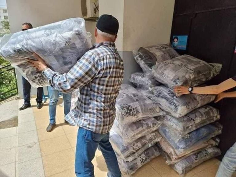 حملات تضامن واسعة في الجزائر مع المناطق المتضررة من حرائق الغابات مواطن ينقل مساعدات للمتضررين من حرائق الغابات