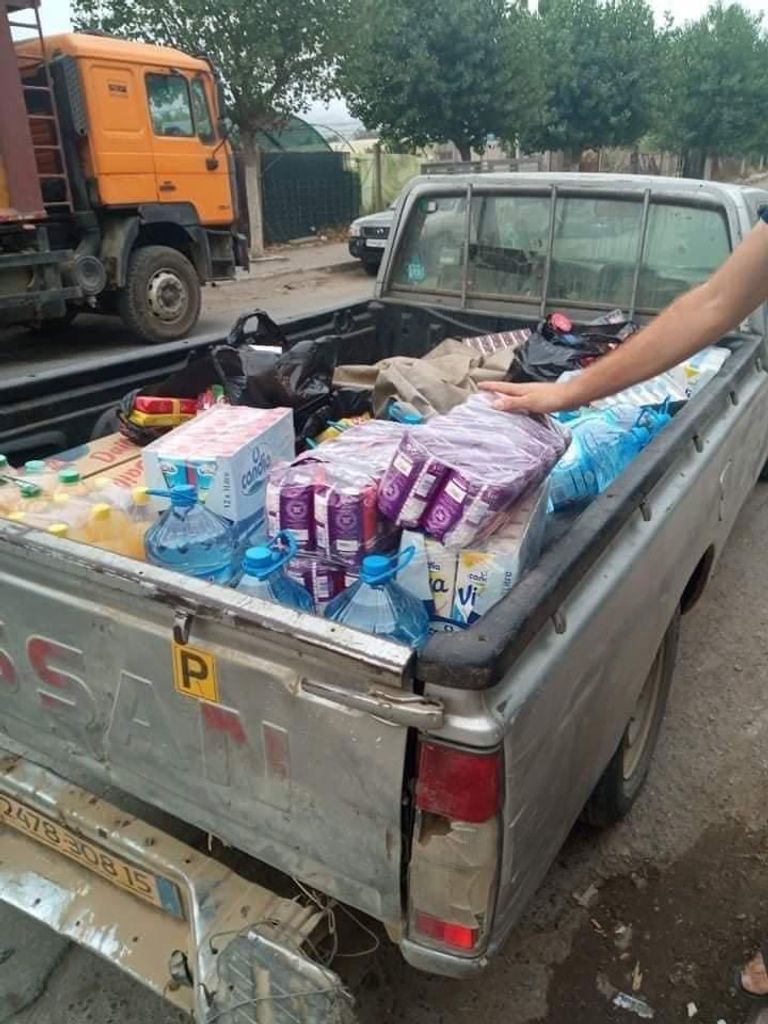 حملات تضامن واسعة في الجزائر مع المناطق المتضررة من حرائق الغابات مواطن ينقل مساعدات للمتضررين من حرائق الغابات