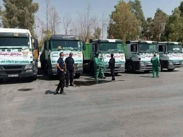 حملات تضامن واسعة في الجزائر مع المناطق المتضررة من حرائق الغابات مواطن ينقل مساعدات للمتضررين من حرائق الغابات