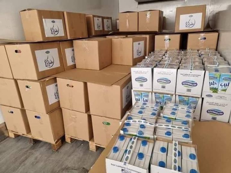 حملات تضامن واسعة في الجزائر مع المناطق المتضررة من حرائق الغابات مواطن ينقل مساعدات للمتضررين من حرائق الغابات