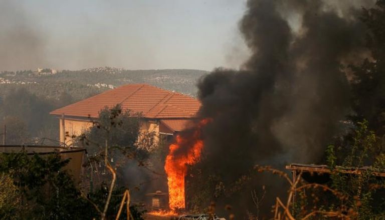 رجال الإطفاء يخلون بلدات خارج القدس وسط استعار حرائق الغابات
