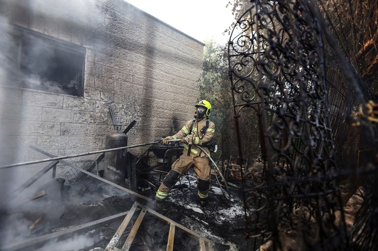 رجال الإطفاء يخلون بلدات خارج القدس وسط استعار حرائق الغابات