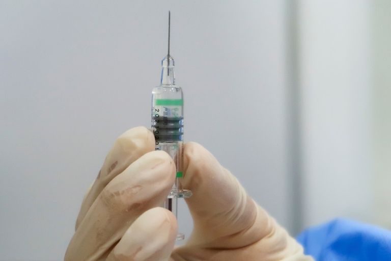 عراقي يتلقى جرعة من لقاح كورونا