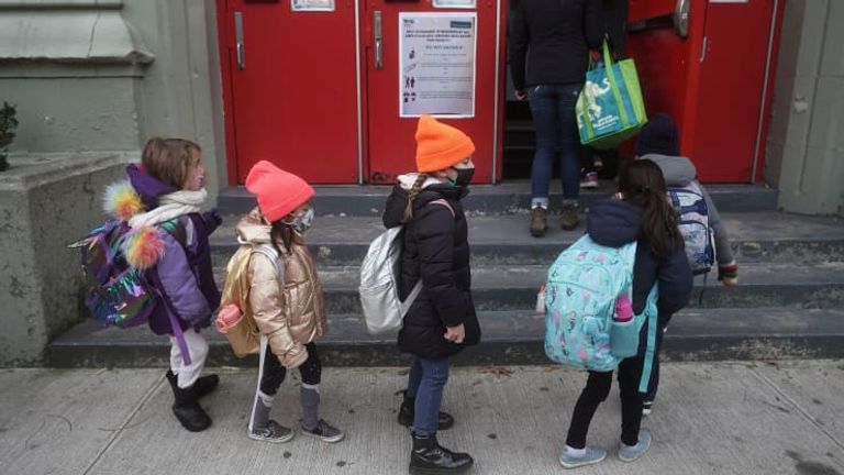 أطفال يرتدون الكمامات أثناء ذهابهم للمدرسة للوقاية من فيروس كورونا - أرشيفية طفل يضع الكمامة خلال سيره في الشارع