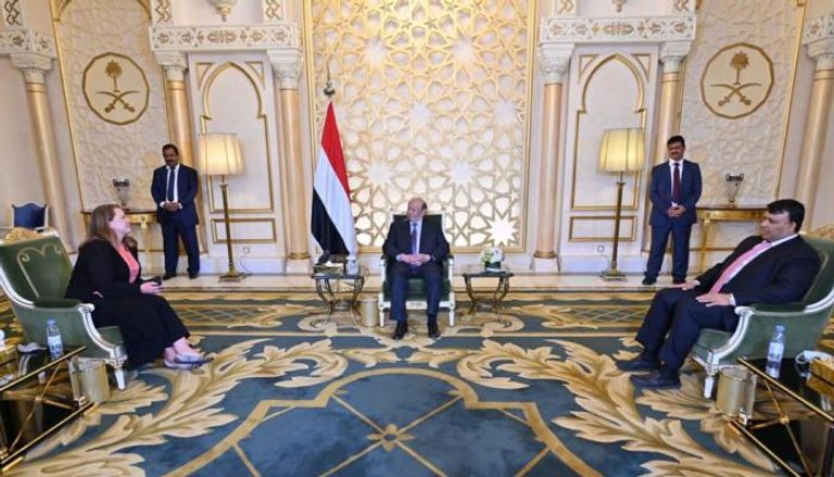 جانب من لقاء الرئيس اليمني والمسؤولة الأمريكية