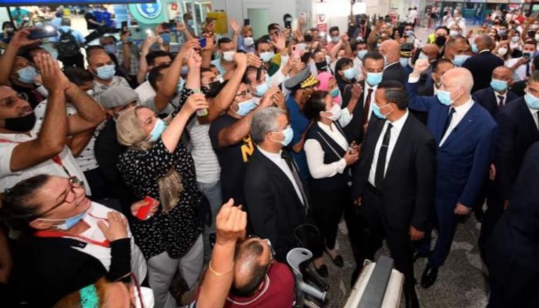 قيس سعيد داخل مطار تونس قرطاج