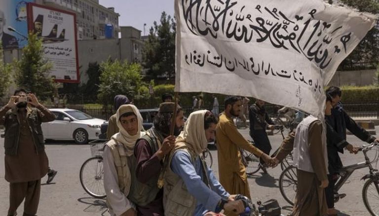 رجال يحملون علم طالبان - وول ستريت جورنال