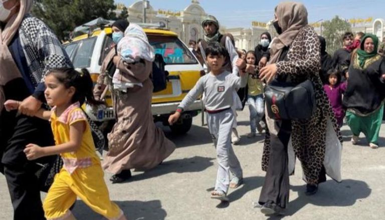 أفغانيات يحاولن الهروب مع أطفالهن إلى مطار كابول