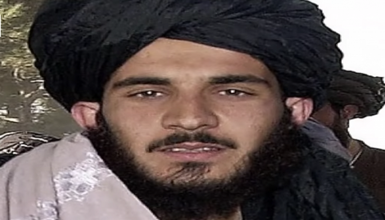 عناصر من حركة طالبان داخل مكتب الرئيس الأفغاني بعد السيطرة على كابول