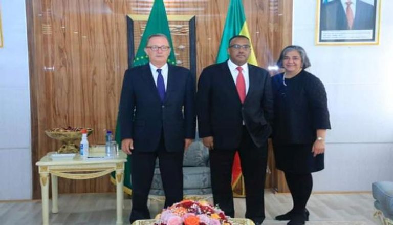 جانب من لقاء وزير الخارجية الإثيوبي والمبعوث الأمريكي 
