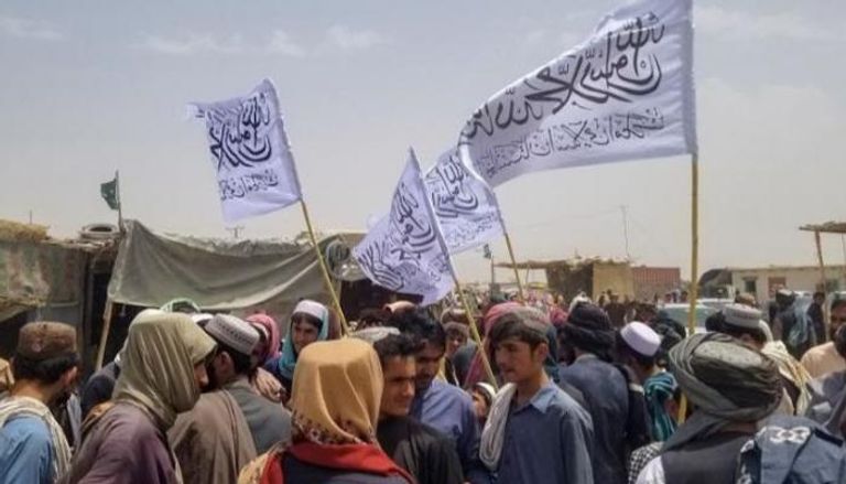 مناصرون لـ"طالبان" يرفعون أعلام الحركة