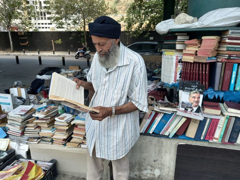 محمد المغربي وسط مسكنه وكتبه